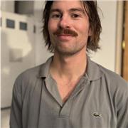 Junger Mathe-Lehrer mit Erfahrung